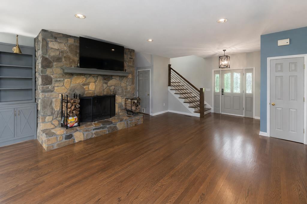 170 LAUREN LN