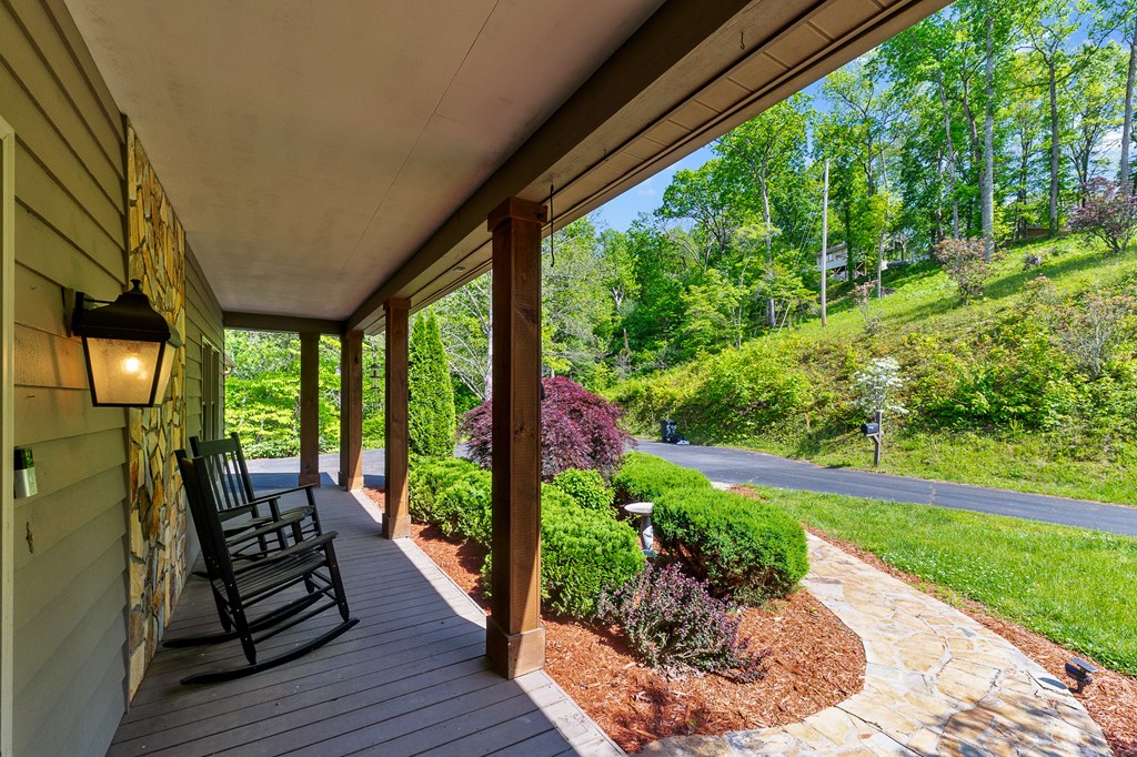 170 LAUREN LN