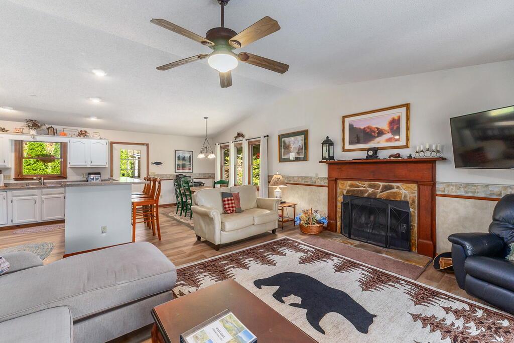 115 TIMBER LN