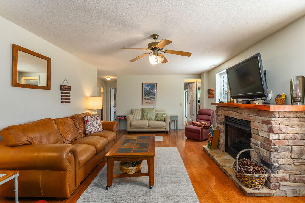 115 TIMBER LN
