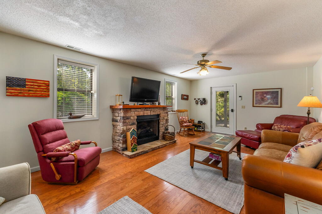 115 TIMBER LN