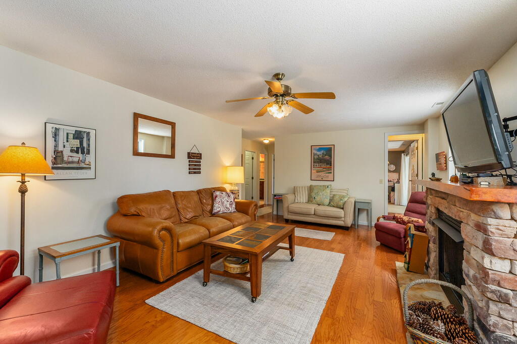 115 TIMBER LN
