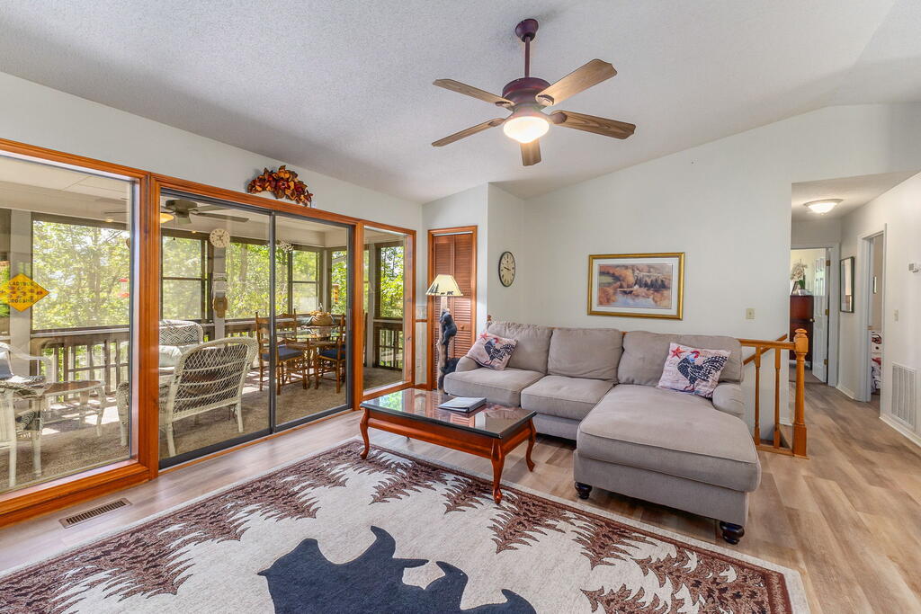 115 TIMBER LN