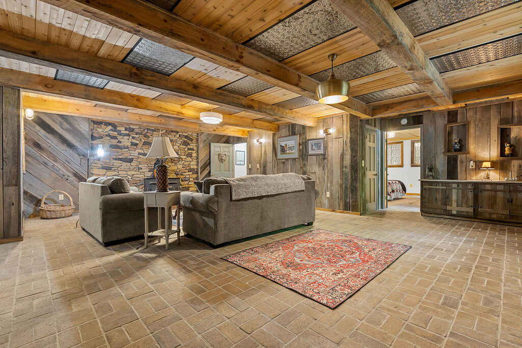120 HOLLY FOREST CT