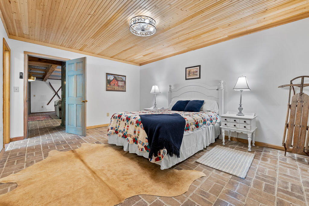 120 HOLLY FOREST CT