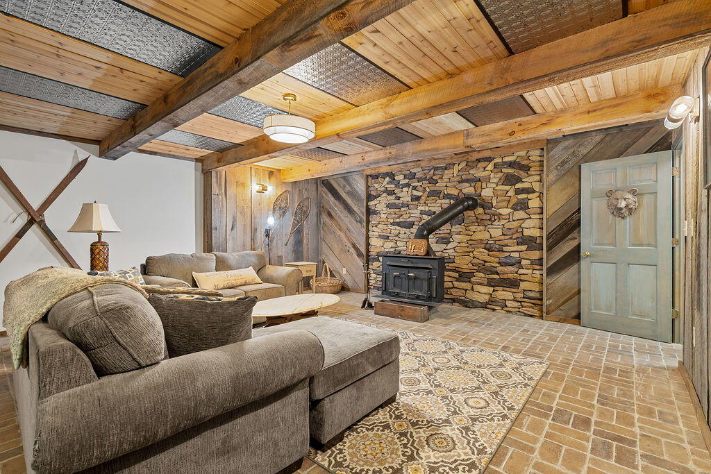 120 HOLLY FOREST CT