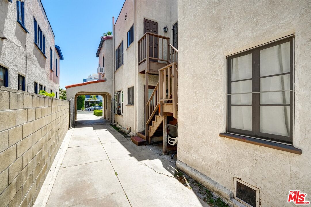 1525 S Orange Grove Ave