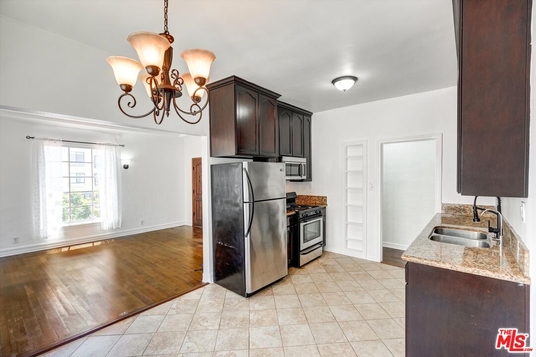 1525 S Orange Grove Ave