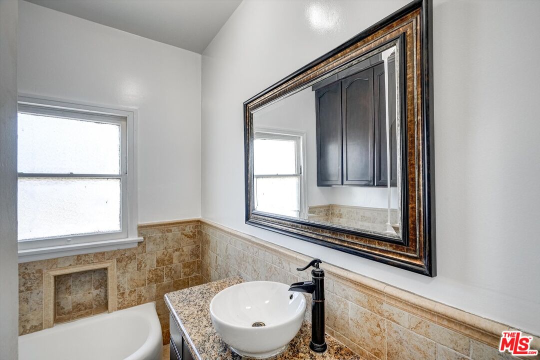 1525 S Orange Grove Ave