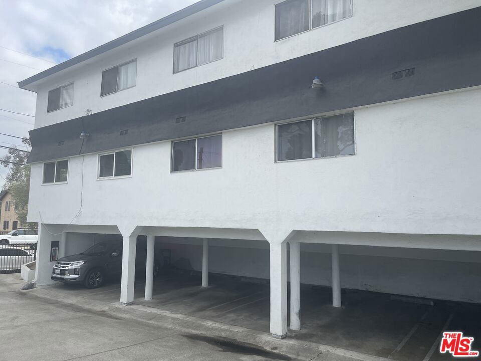 12111 S Figueroa Street