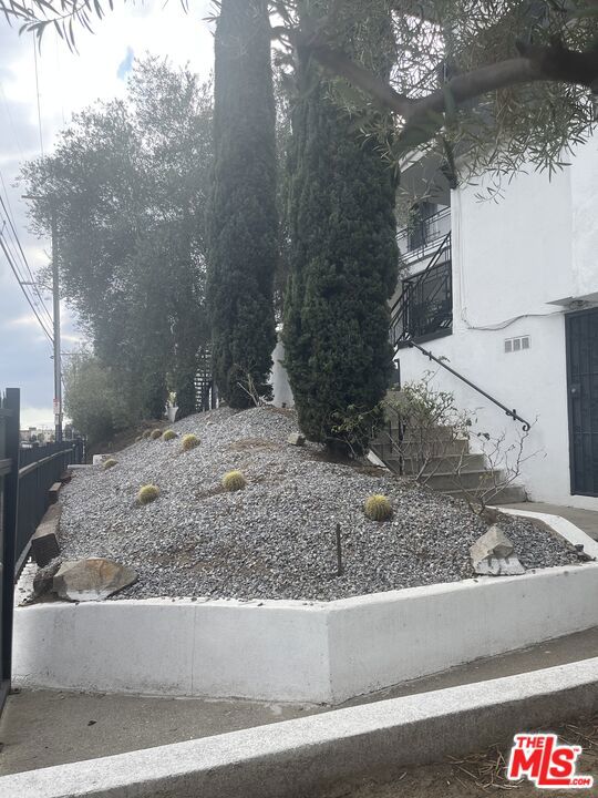 12111 S Figueroa Street