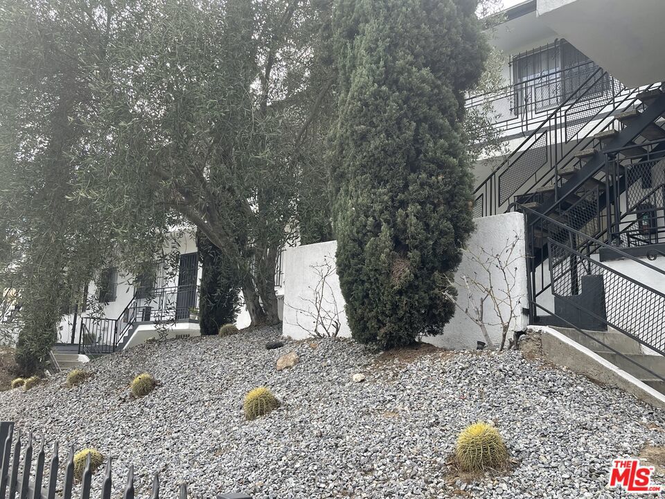 12111 S Figueroa Street