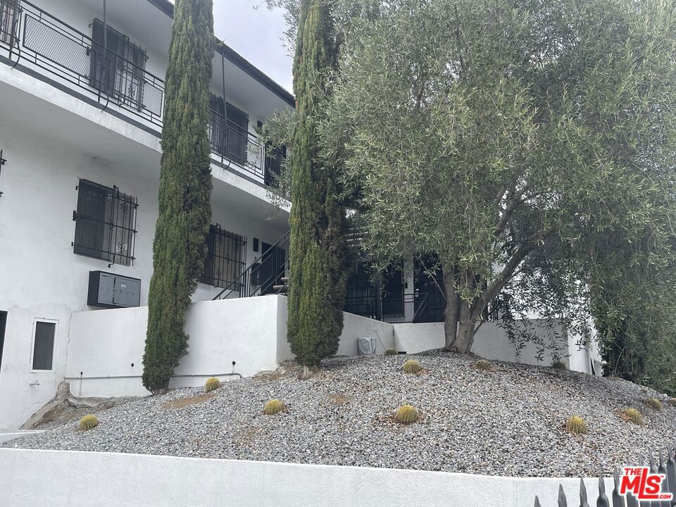 12111 S Figueroa Street