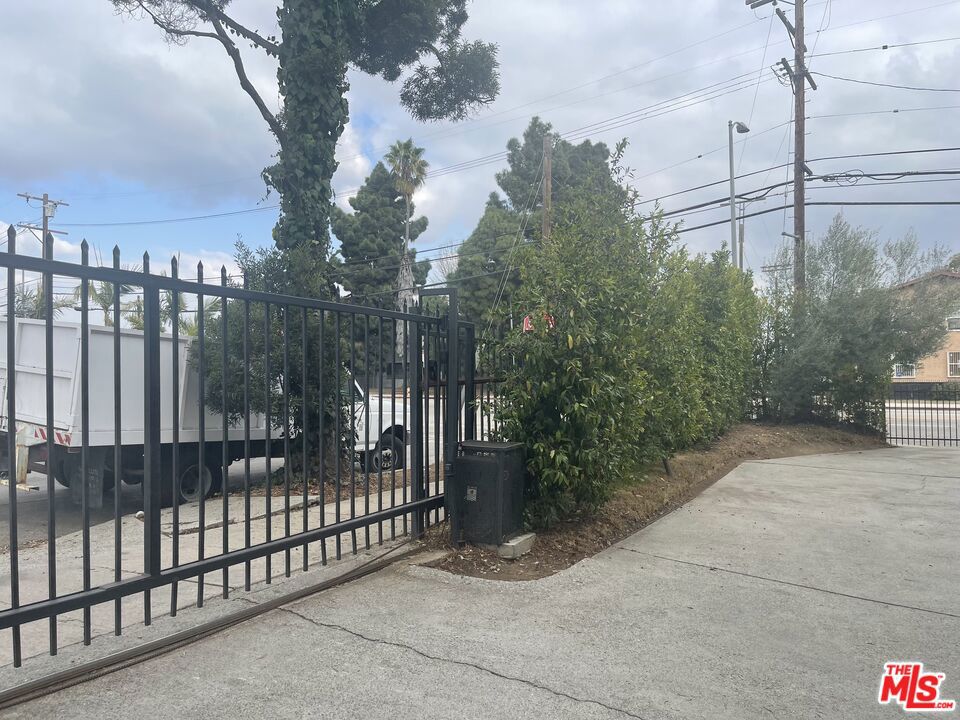 12111 S Figueroa Street
