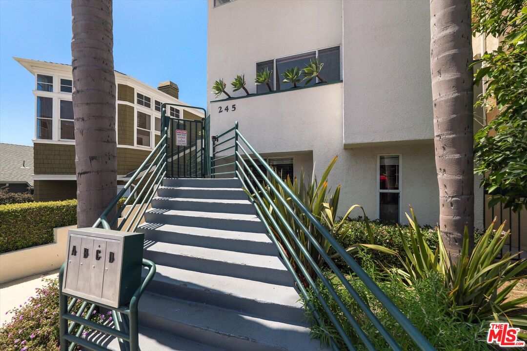 245 Hollister Ave Unit: 1
