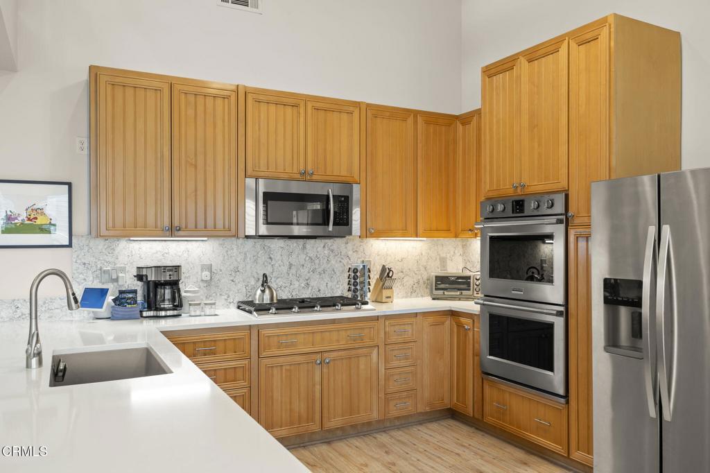 121 Los Angeles Avenue