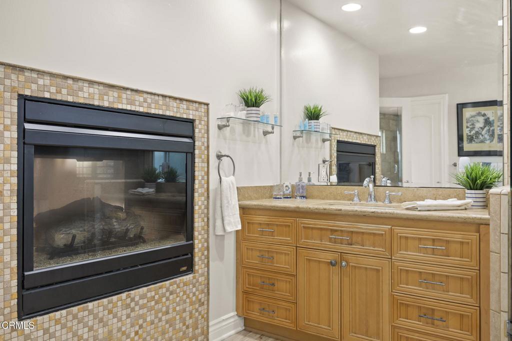 121 Los Angeles Avenue