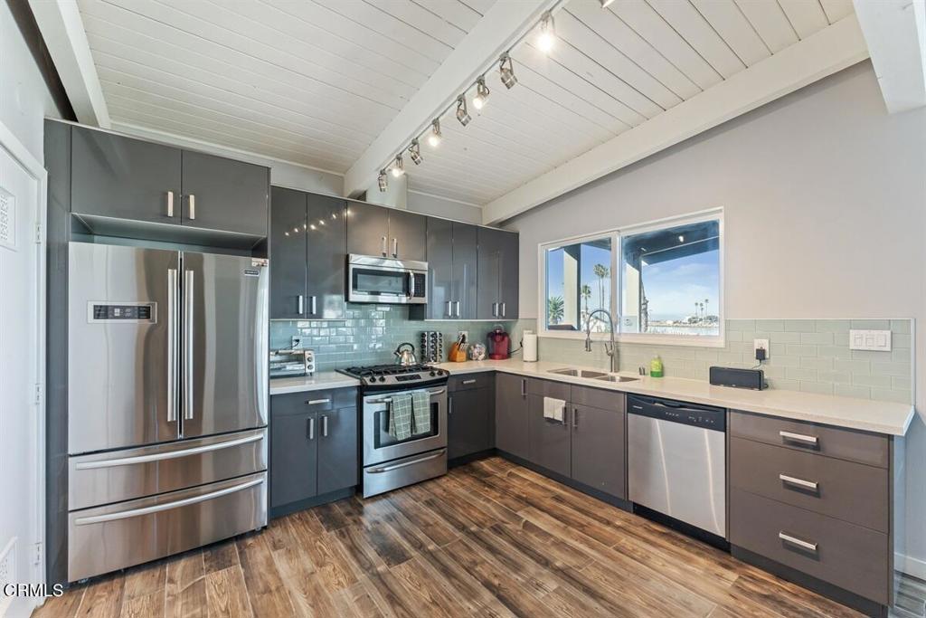 2924 Lakeshore Court