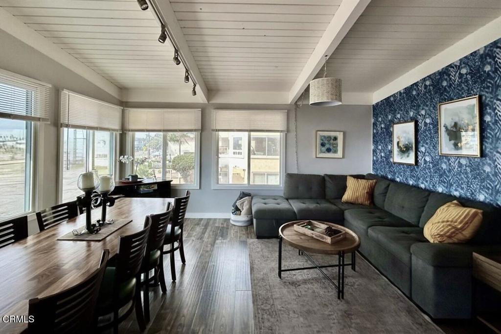 2924 Lakeshore Court