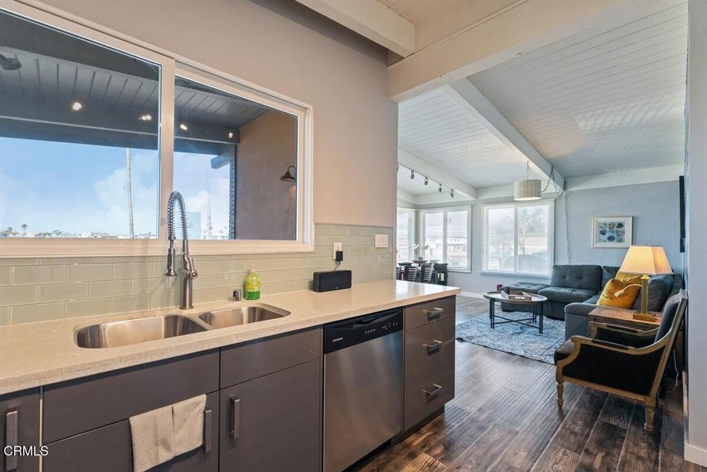 2924 Lakeshore Court