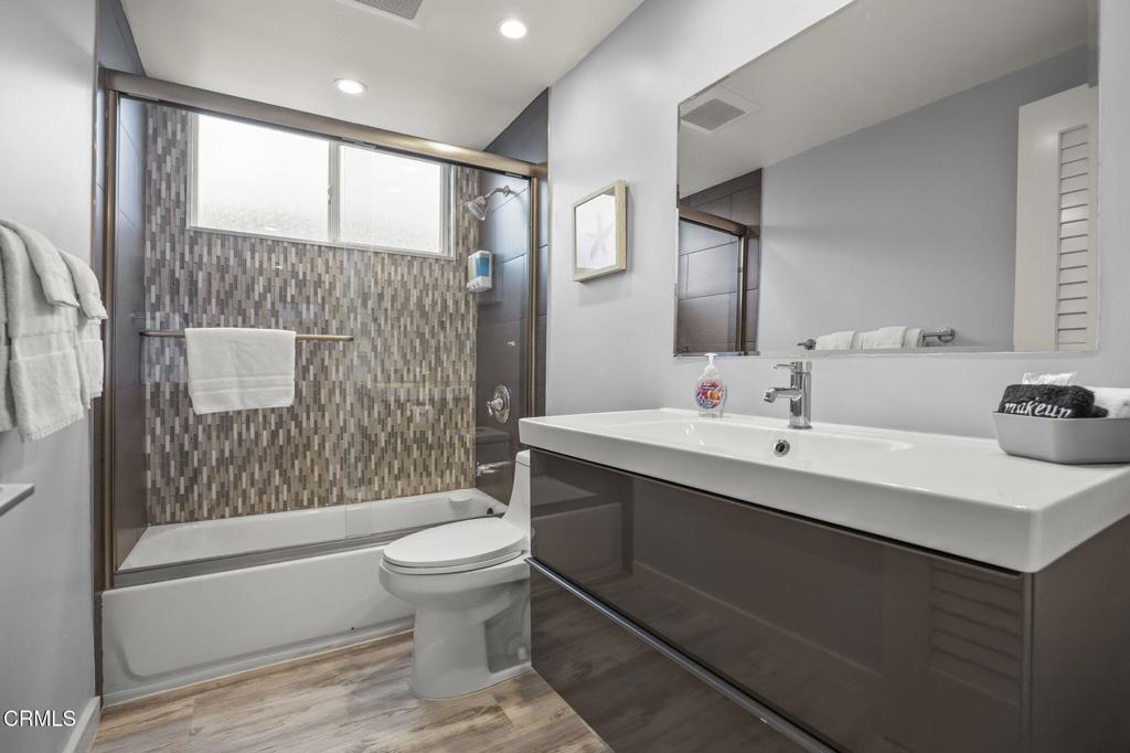 2924 Lakeshore Court