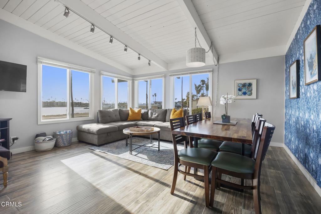 2924 Lakeshore Court