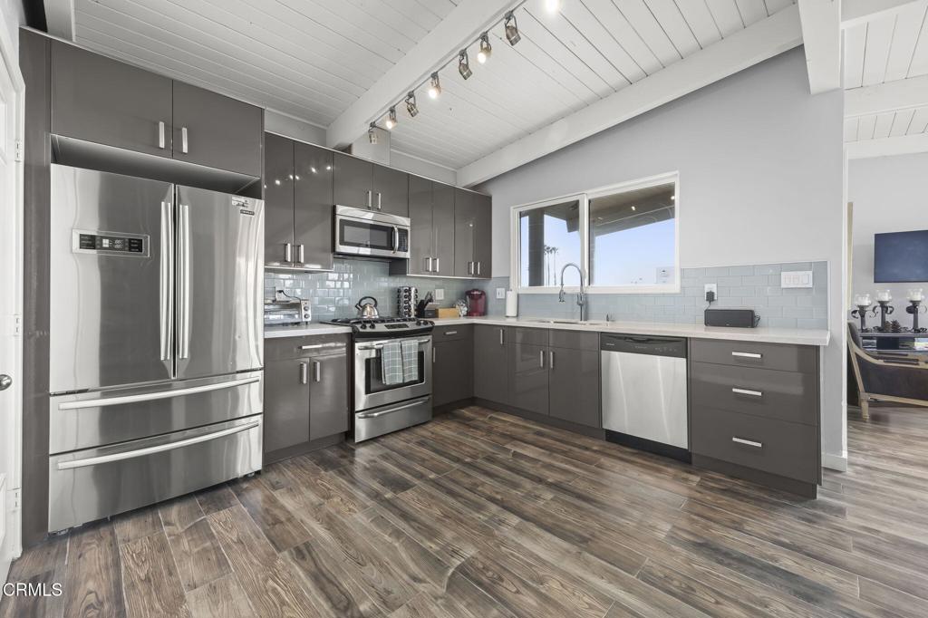 2924 Lakeshore Court