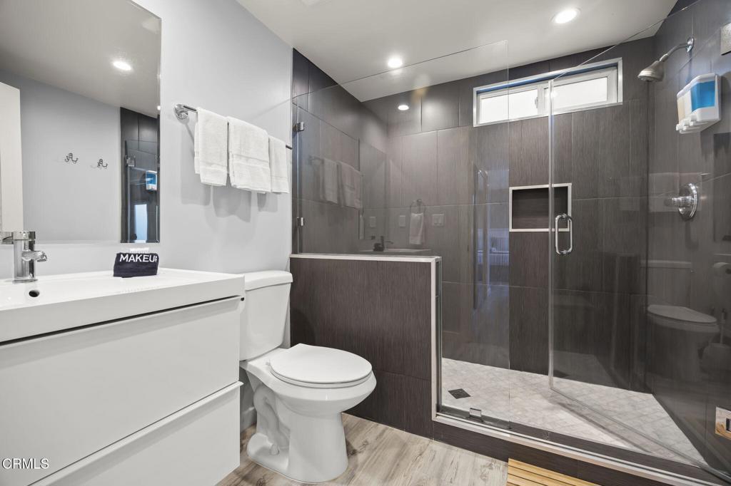 2924 Lakeshore Court