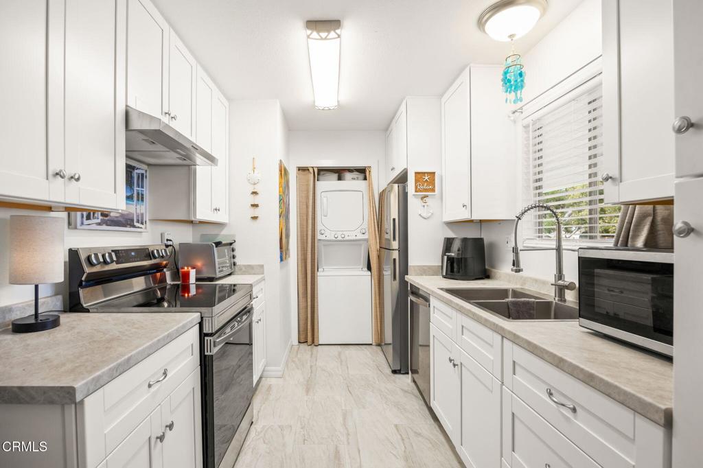 209 S Ventura Road 18