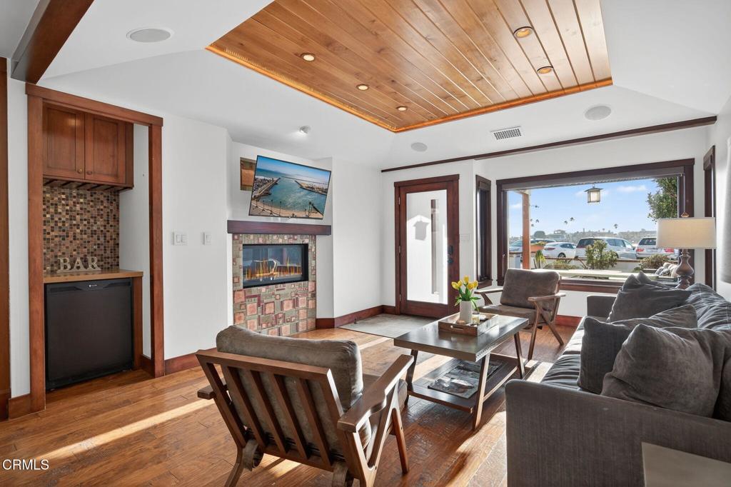 2916 Lakeshore Court