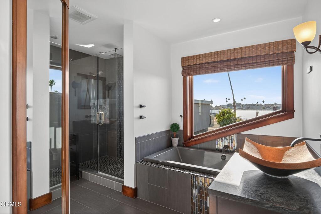 2916 Lakeshore Court