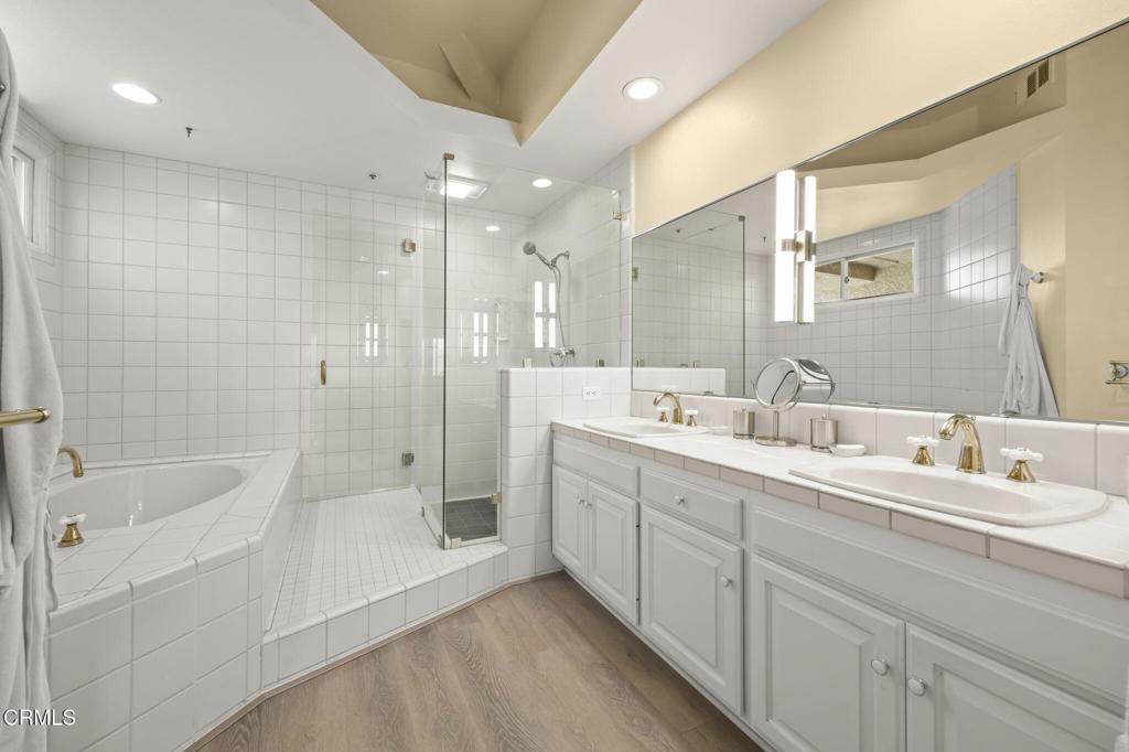 1737 Emerald Isle Way