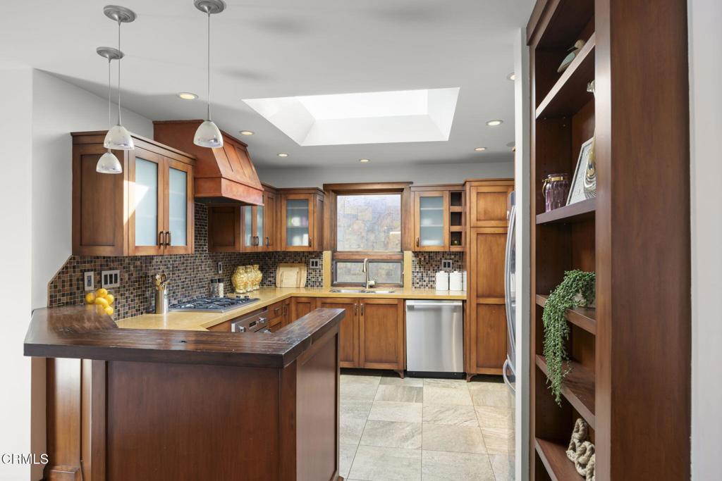 2916 Lakeshore Court