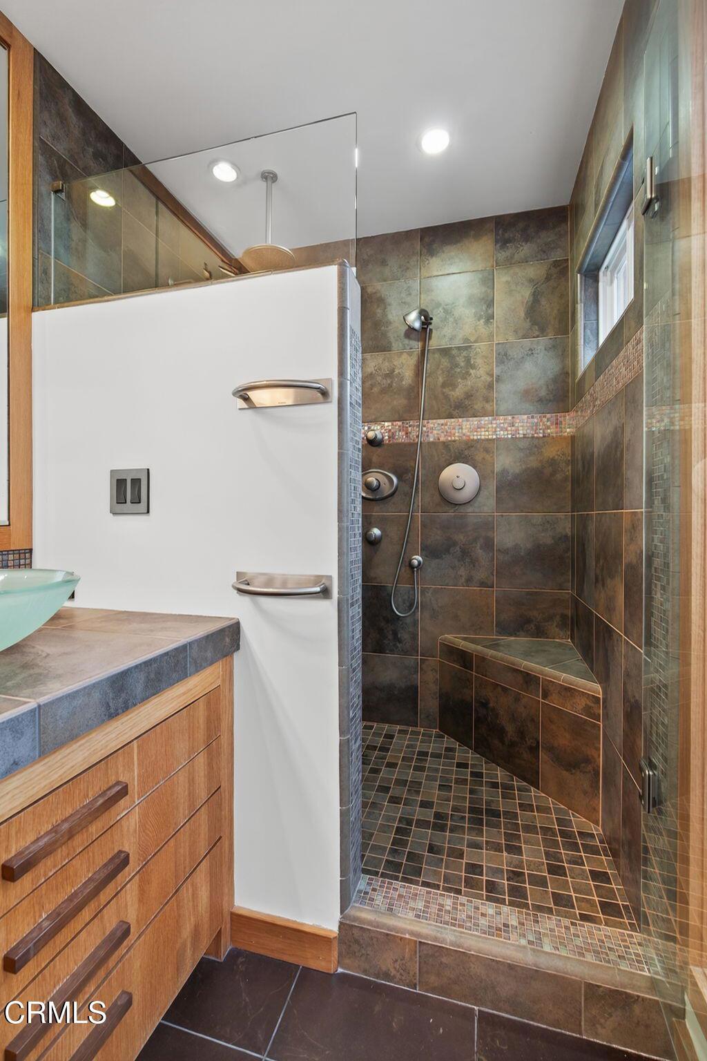 2916 Lakeshore Court