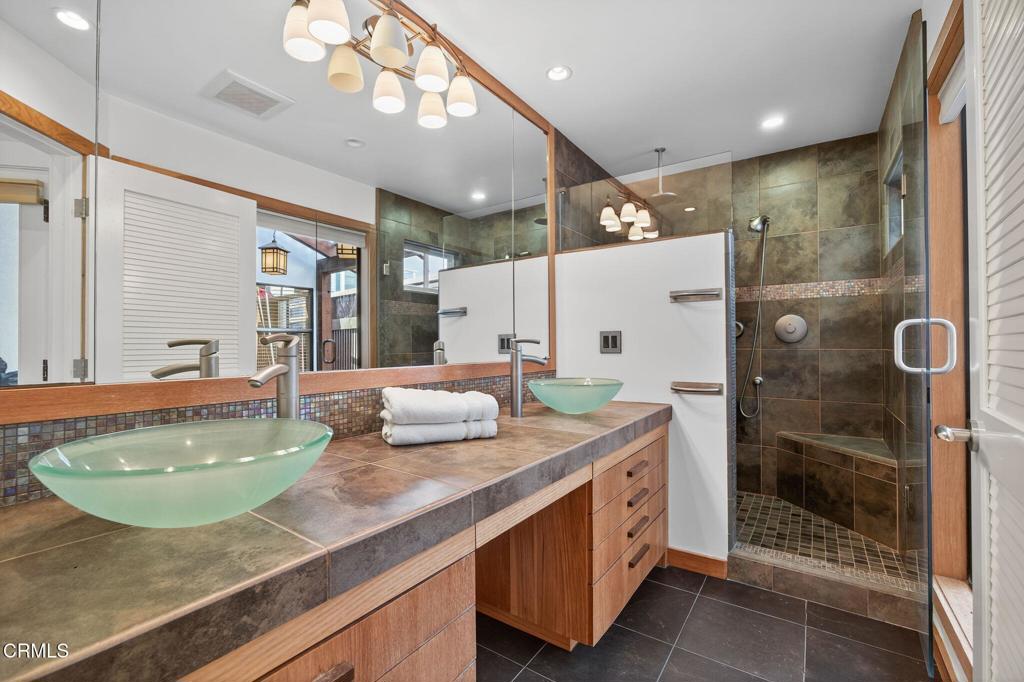 2916 Lakeshore Court