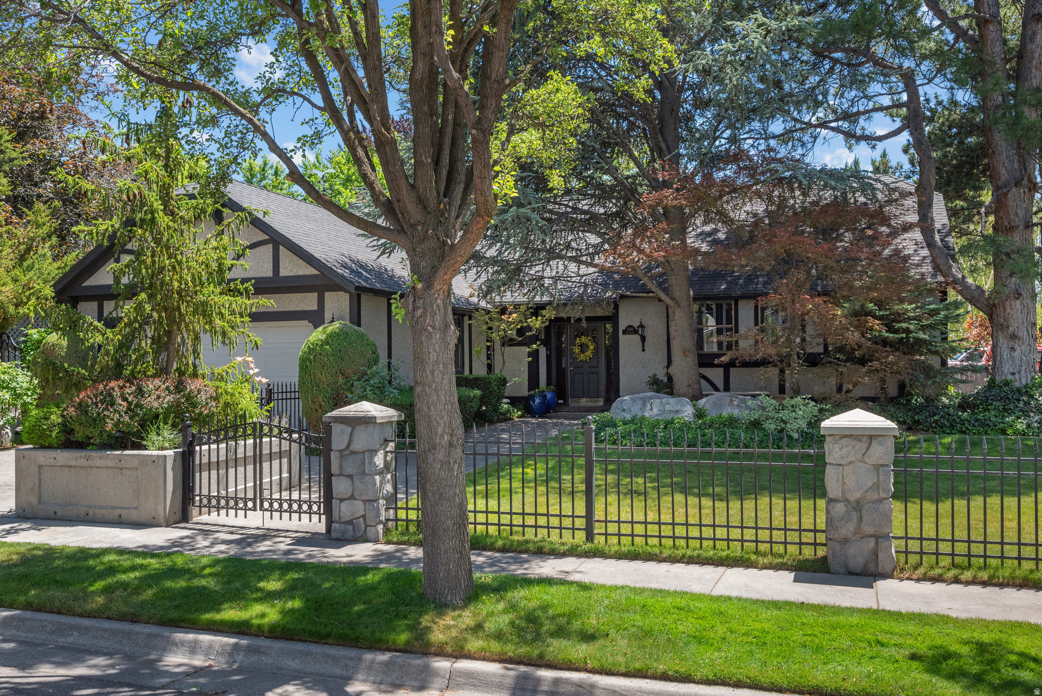 1540 E STONEMOOR CIR
