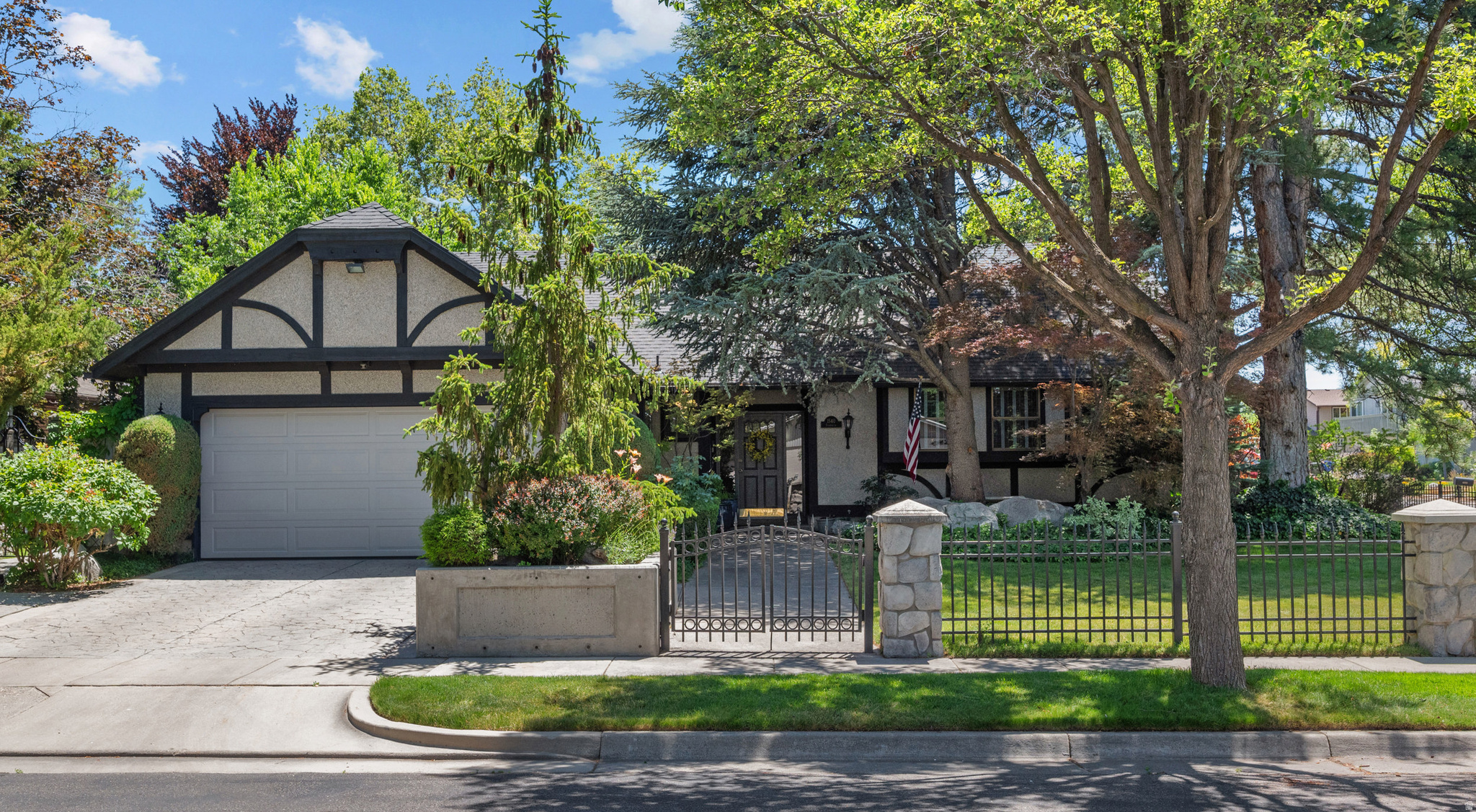 1540 E STONEMOOR CIR