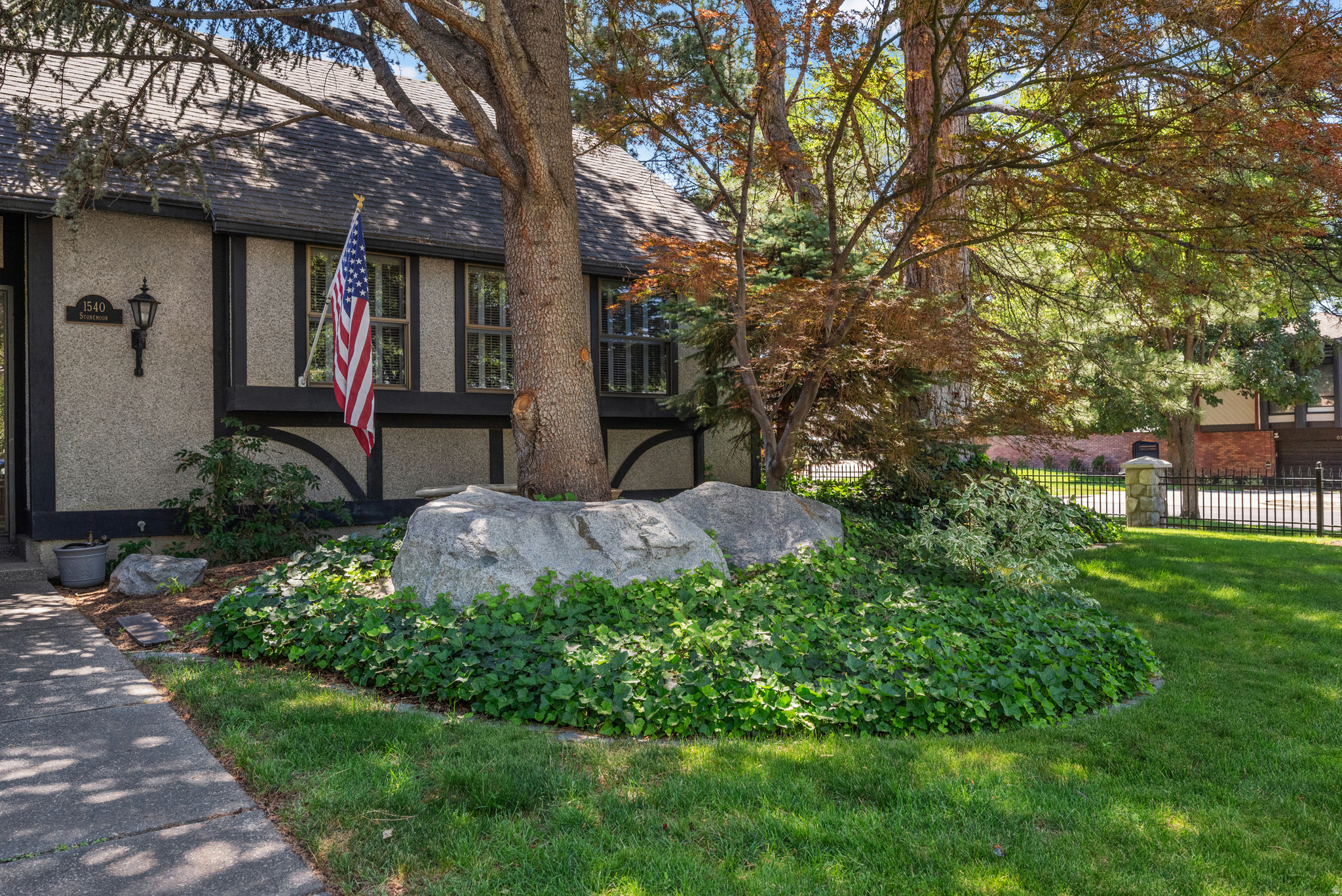 1540 E STONEMOOR CIR