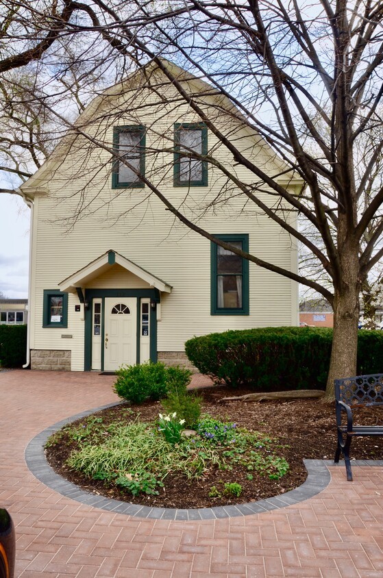 112 S Bloomingdale Road