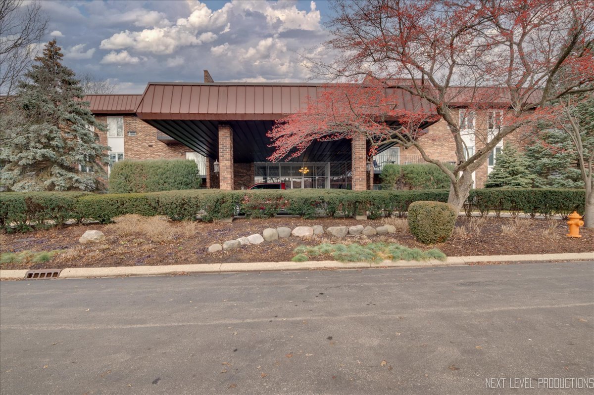 1049 W OGDEN Avenue Unit: 305