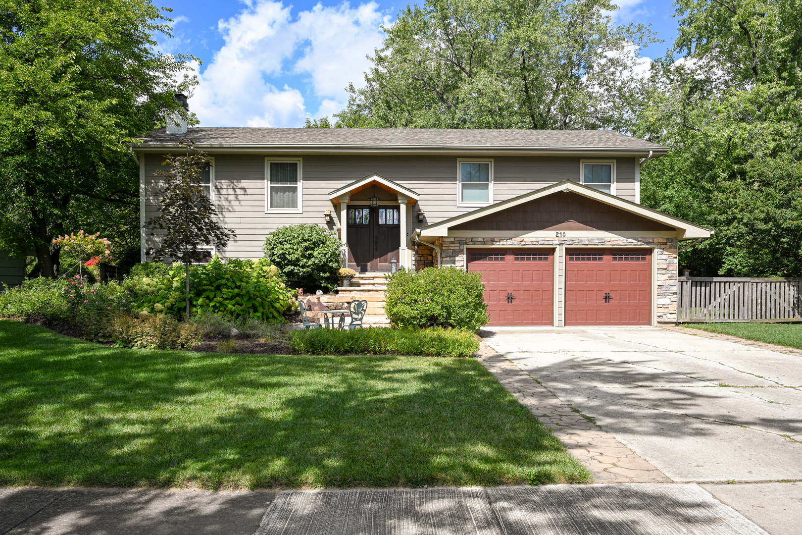 23W210 Foxcroft Drive