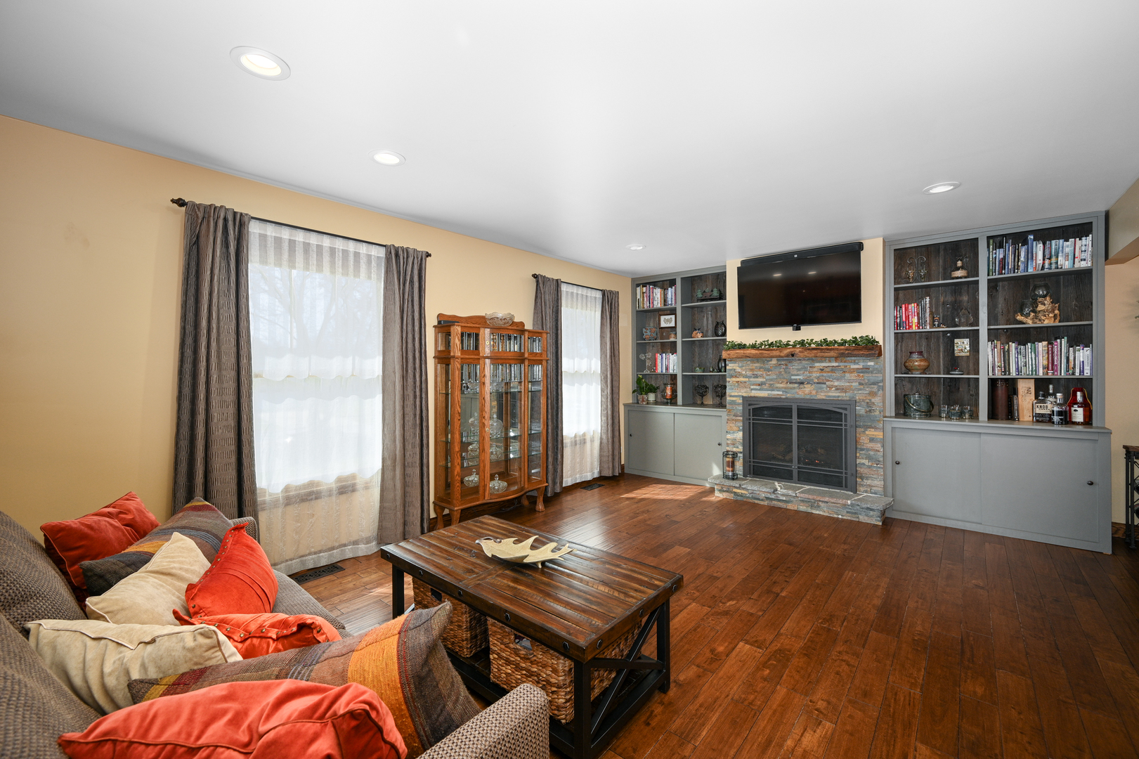23W210 Foxcroft Drive