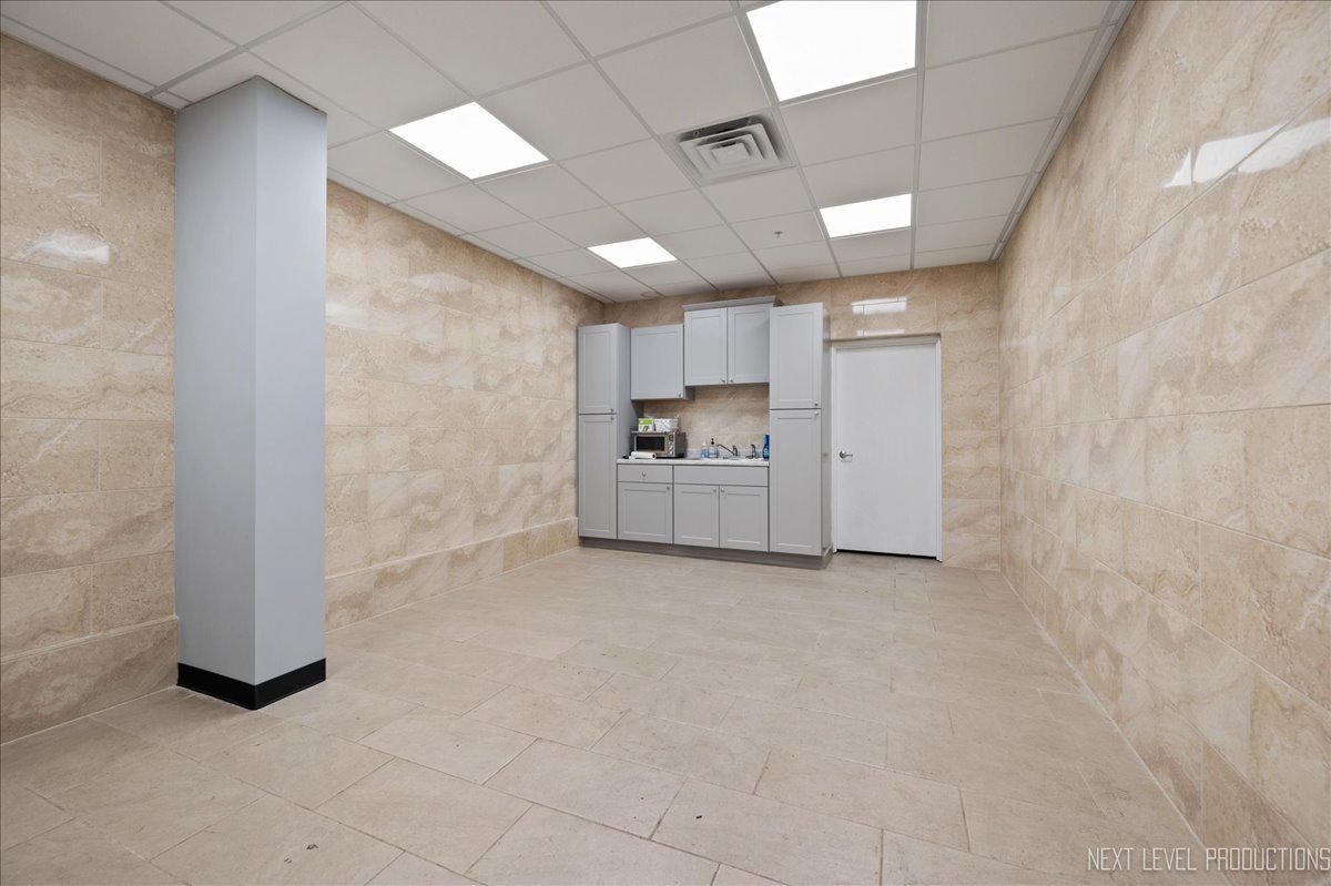 802 E Devon Avenue Unit: 810