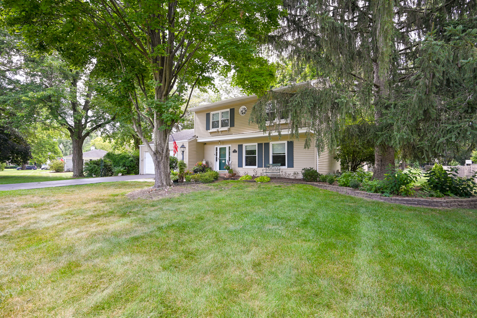 2S330 Arrowhead Drive