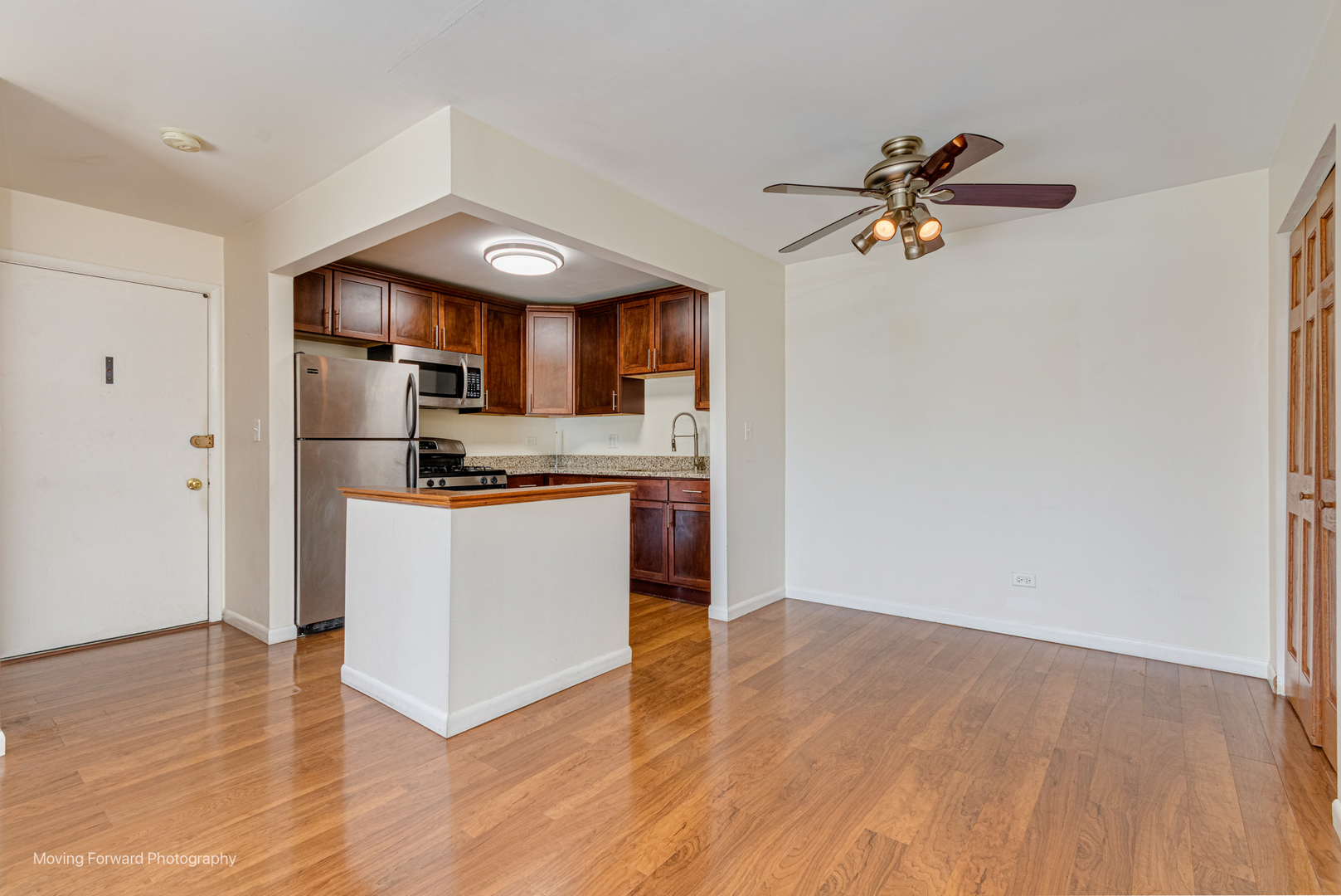 9S240 LAKE Drive Unit: 17B-206