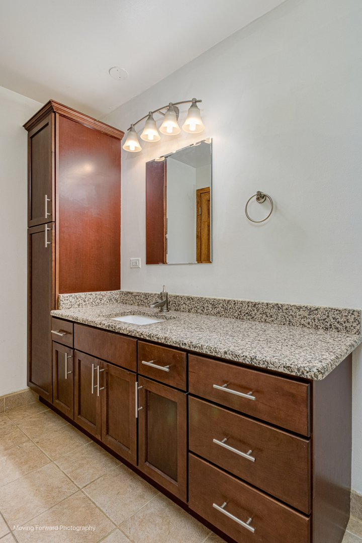 9S240 LAKE Drive Unit: 17B-206