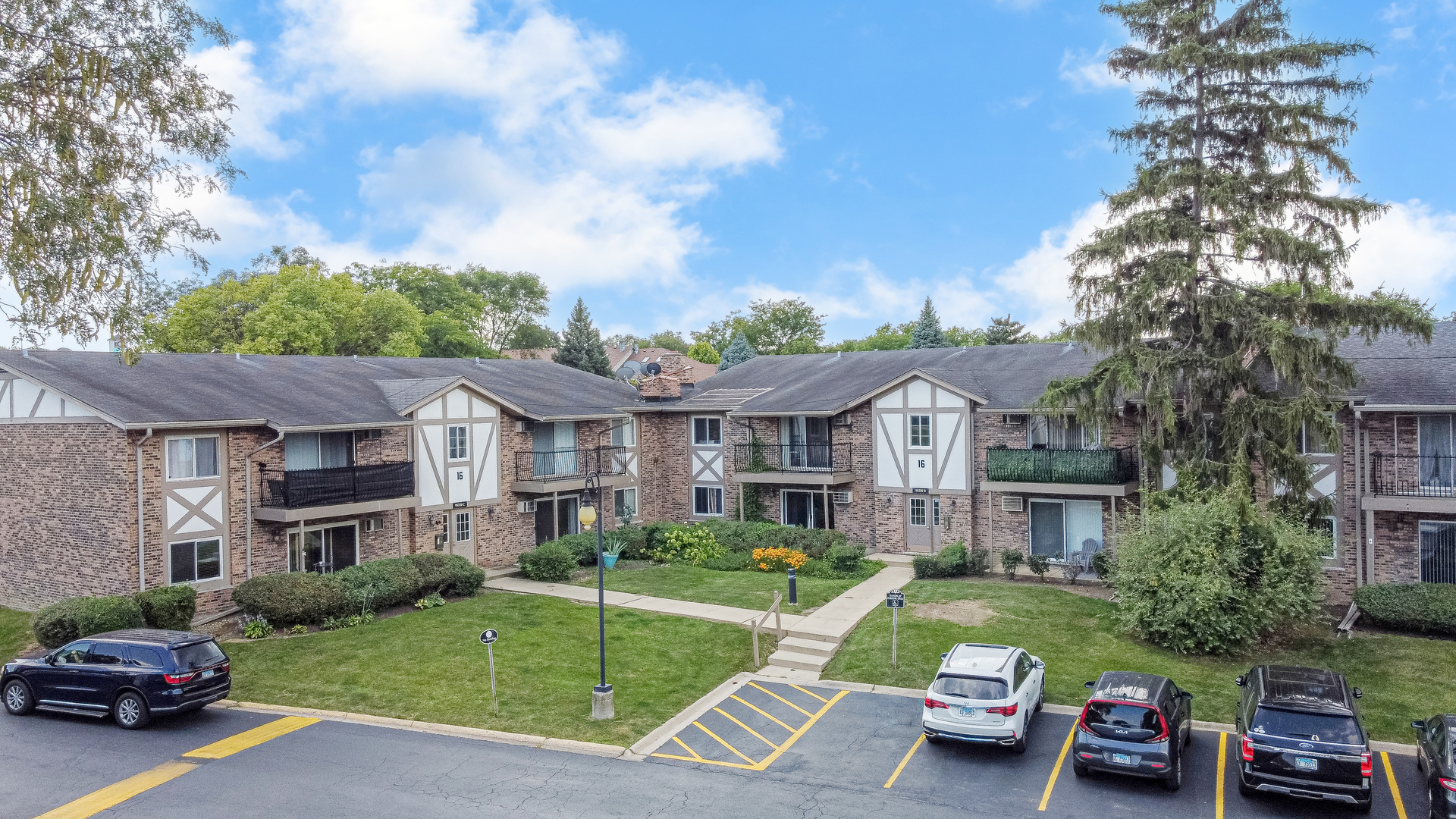9S240 LAKE Drive Unit: 17B-206