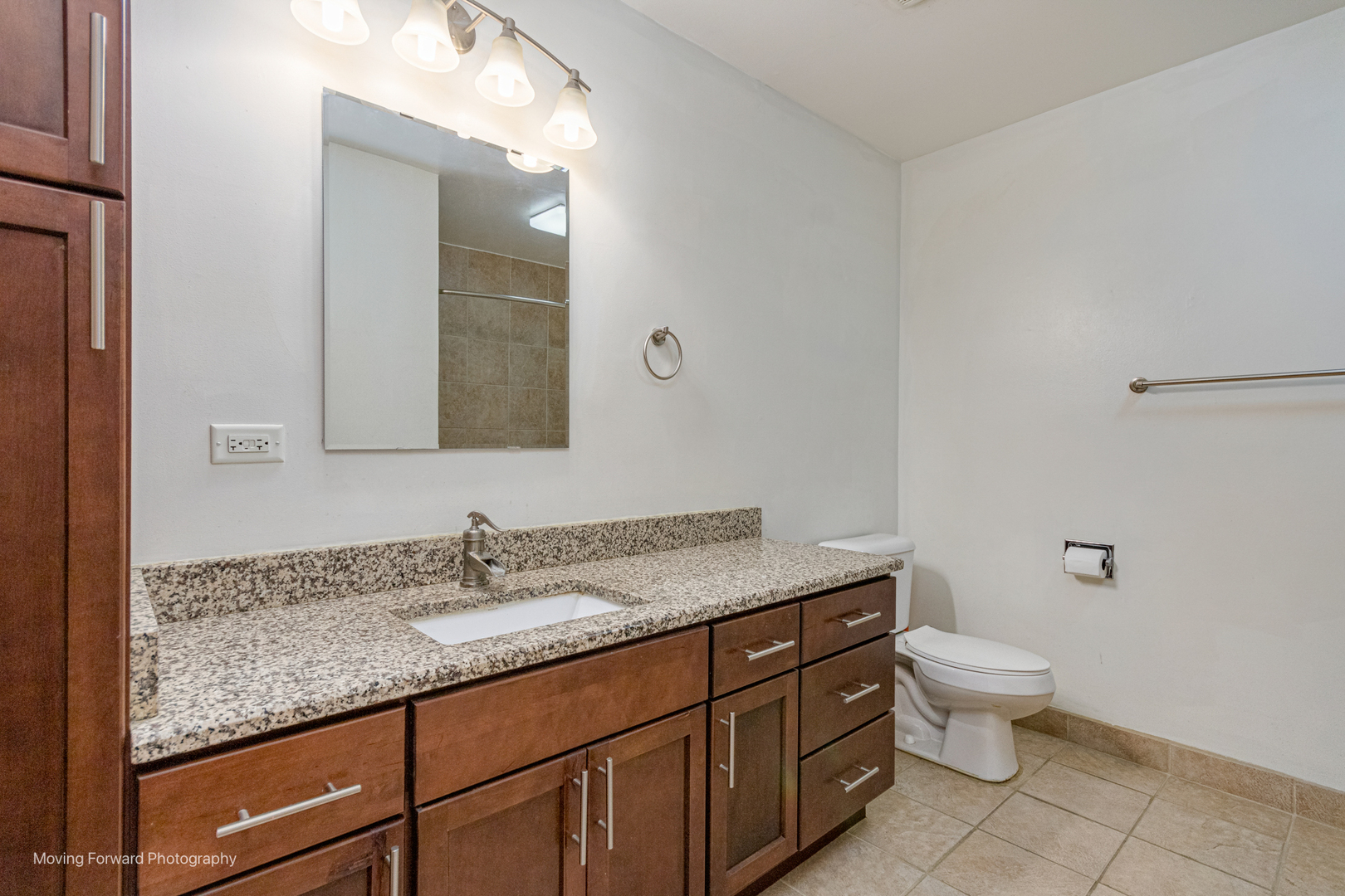 9S240 LAKE Drive Unit: 17B-206