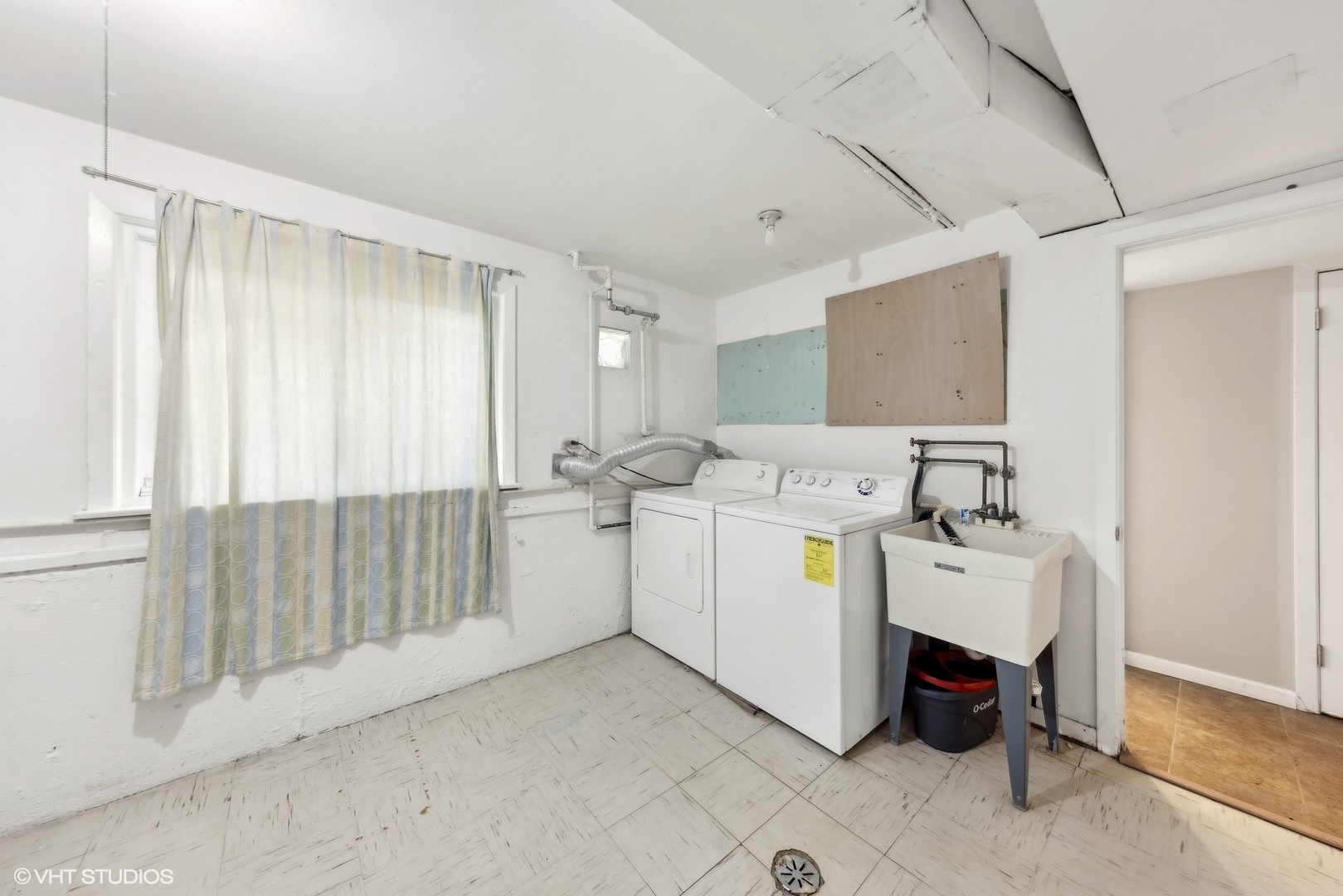 1521 Lakeside Drive