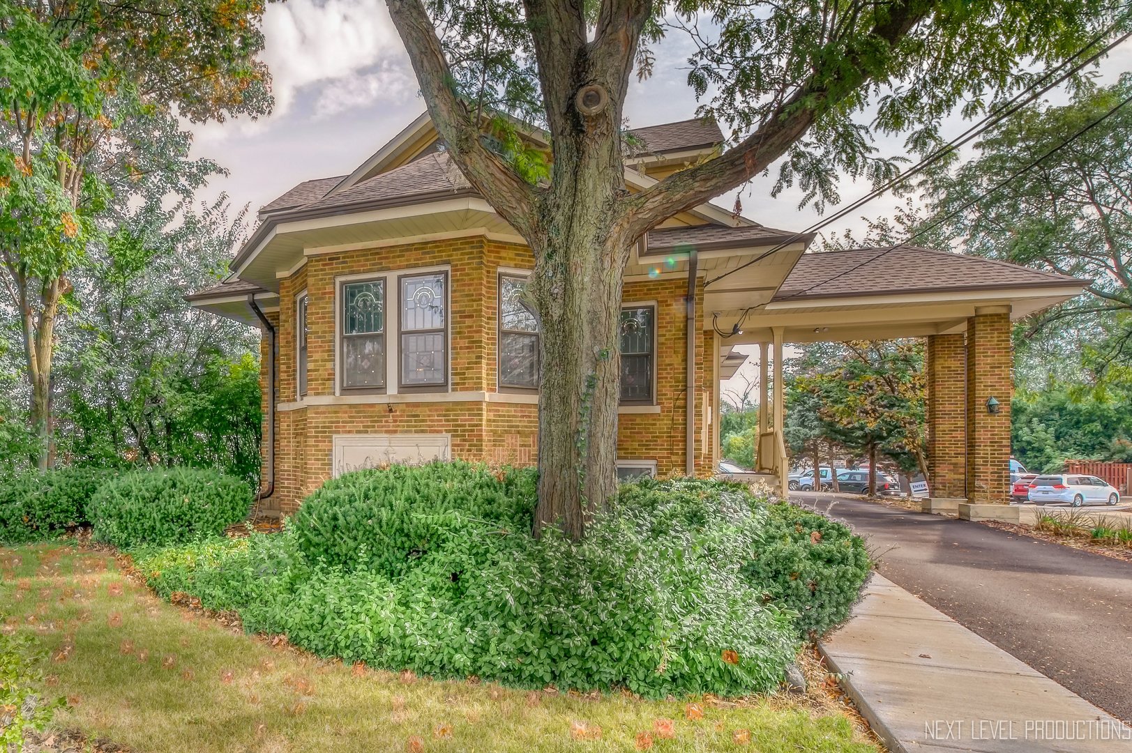 402 E ROOSEVELT Road